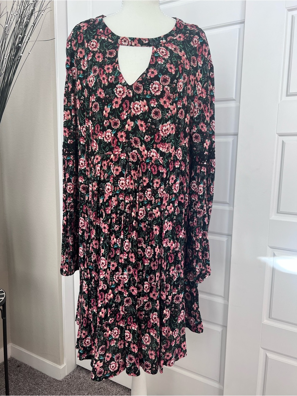 Nina Leonard Black Floral Keyhole Long-Sleeve Dress